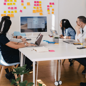 Equipo de trabajo reunido en una oficina analizando un plan de igualdad en la empresa.